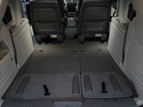 Used 2010 Volkswagen Routan SE FWD image 24