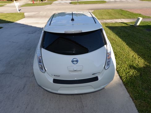 Used 2015 Nissan Leaf SV image 4