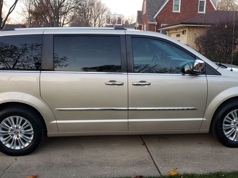 Used 2012 Chrysler Town & Country Limited w/ Luxury Group image 9