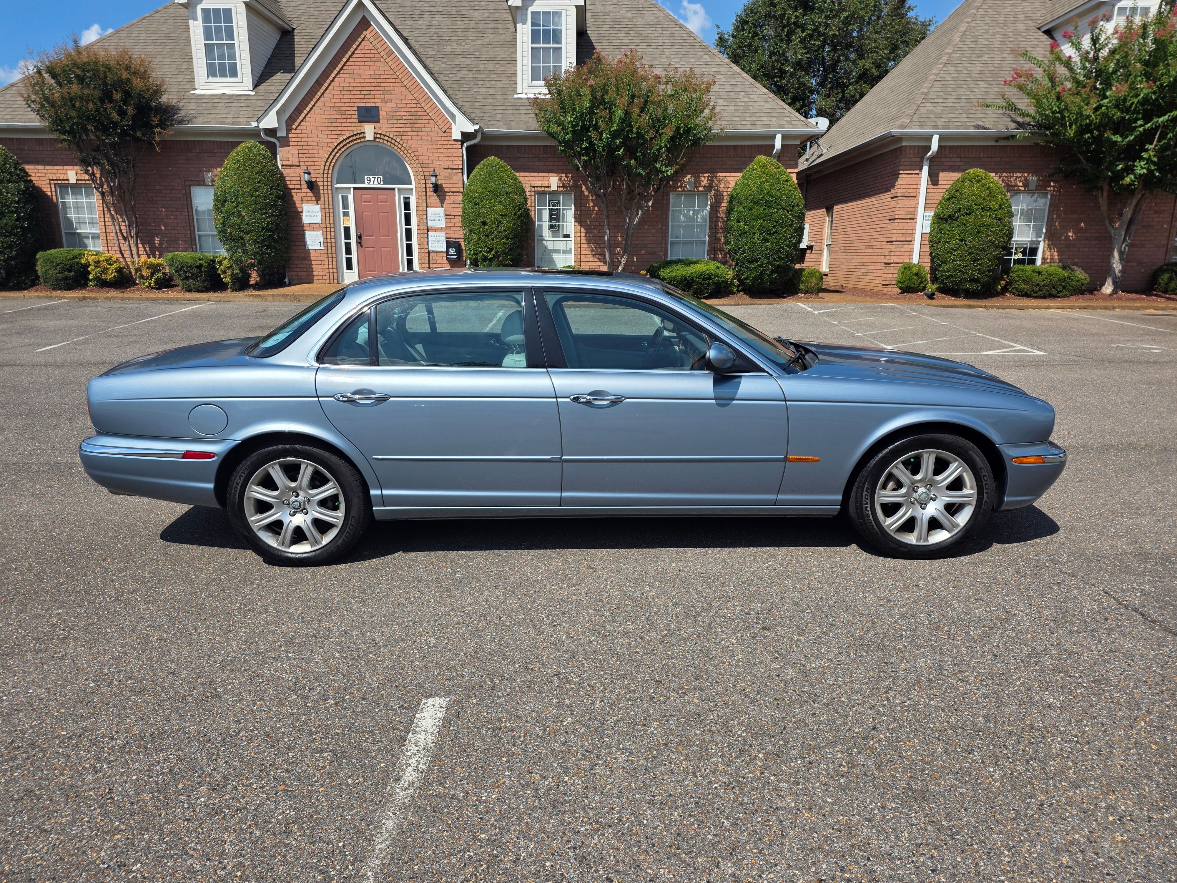 Used 2005 Jaguar XJ8 RWD image 9