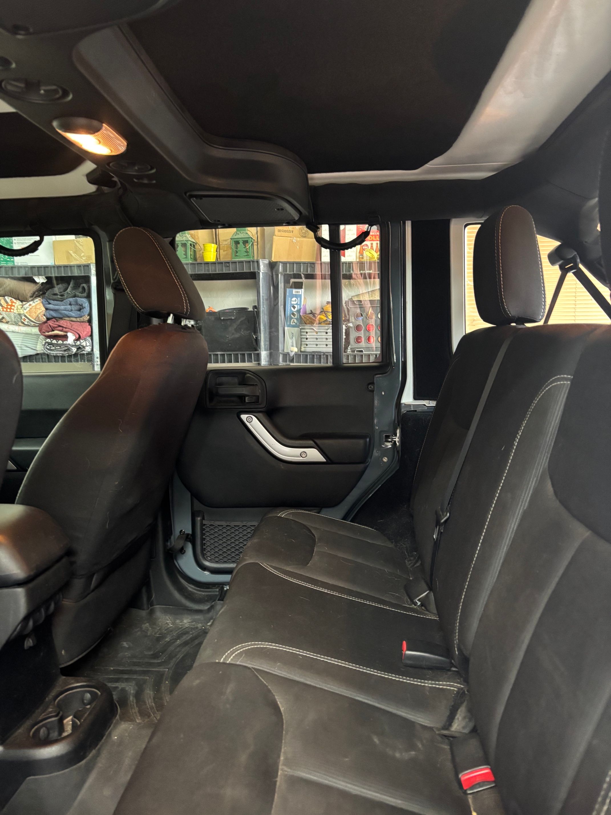 Used 2015 Jeep Wrangler Unlimited Rubicon w/ Connectivity Group AWD/4WD image 10