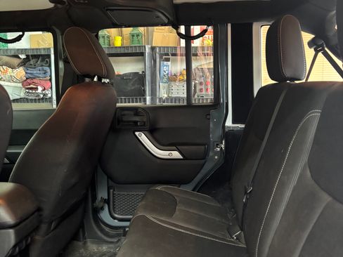 Used 2015 Jeep Wrangler Unlimited Rubicon w/ Connectivity Group AWD/4WD image 10