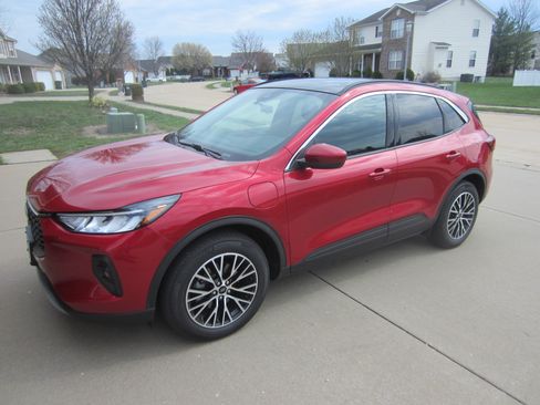 Used 2023 Ford Escape SE w/ Class II Trailer Tow Package image 2