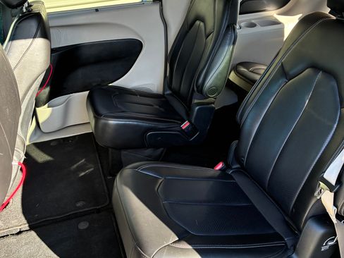 Used 2023 Chrysler Pacifica Touring-L image 6