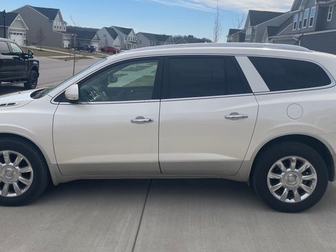 Used 2011 Buick Enclave CXL image 1