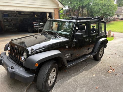 Used 2017 Jeep Wrangler Unlimited Sport w/ Connectivity Group AWD/4WD image 12