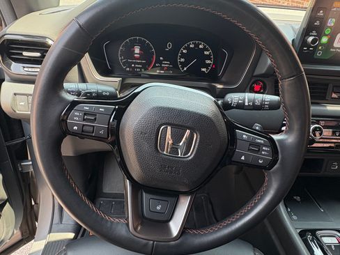 Used 2025 Honda Pilot TrailSport image 14