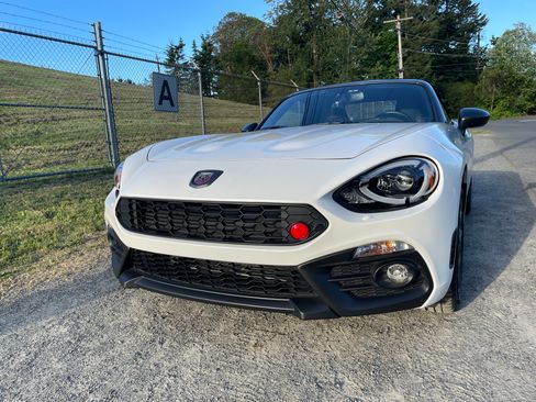 Used 2018 FIAT 124 Spider Abarth w/ Convenience Group RWD image 11
