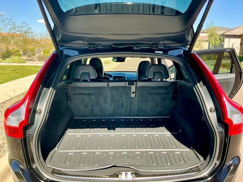 Used 2016 Volvo XC60 T6 R-Design Platinum w/ Climate Package image 15