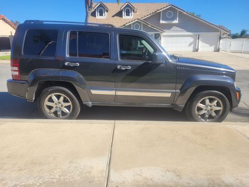 Used 2010 Jeep Liberty Limited w/ Tire & Wheel Group image 6