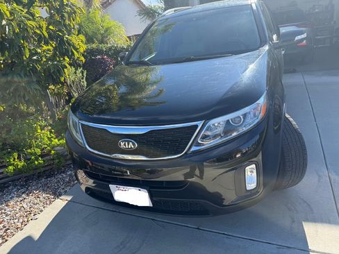 Used 2015 Kia Sorento LX image 2