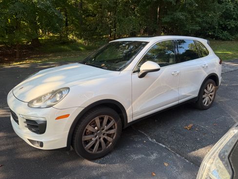 Used 2015 Porsche Cayenne S AWD/4WD image 1