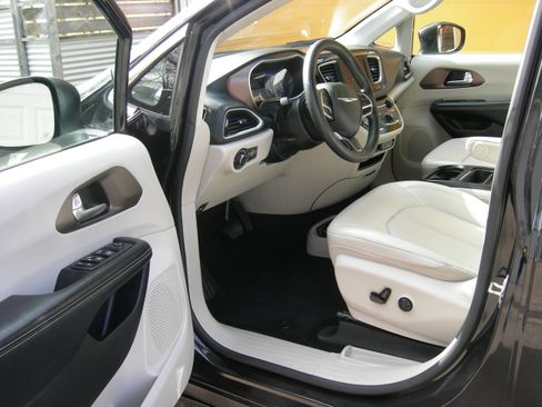 Used 2021 Chrysler Voyager Lxi image 9