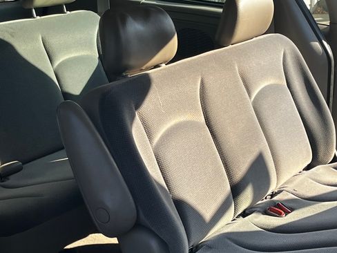 Used 2002 Dodge Caravan SE image 12