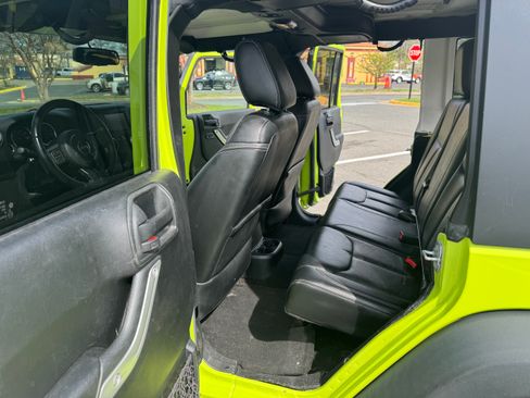 Used 2017 Jeep Wrangler Unlimited Rubicon w/ Connectivity Group image 9