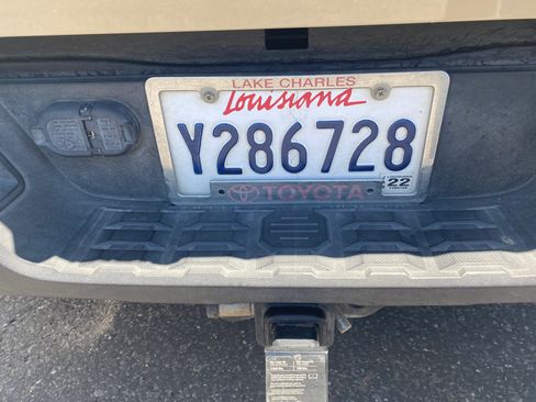 Used 2017 Toyota Tacoma TRD Off-Road w/ Premium & Technology Package image 9