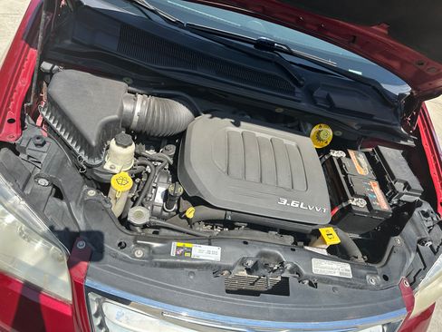 Used 2013 Chrysler Town & Country Touring FWD image 6