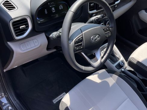 Used 2025 Hyundai Venue SEL FWD image 10