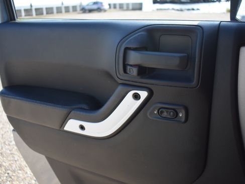 Used 2014 Jeep Wrangler Unlimited Sahara image 18