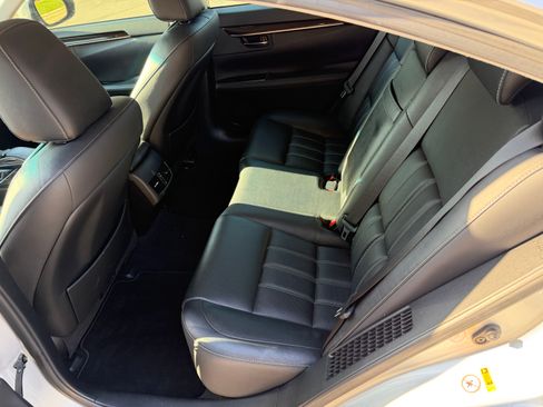 Used 2016 Lexus ES 300h w/ Luxury Package w/Wood Trim FWD image 9