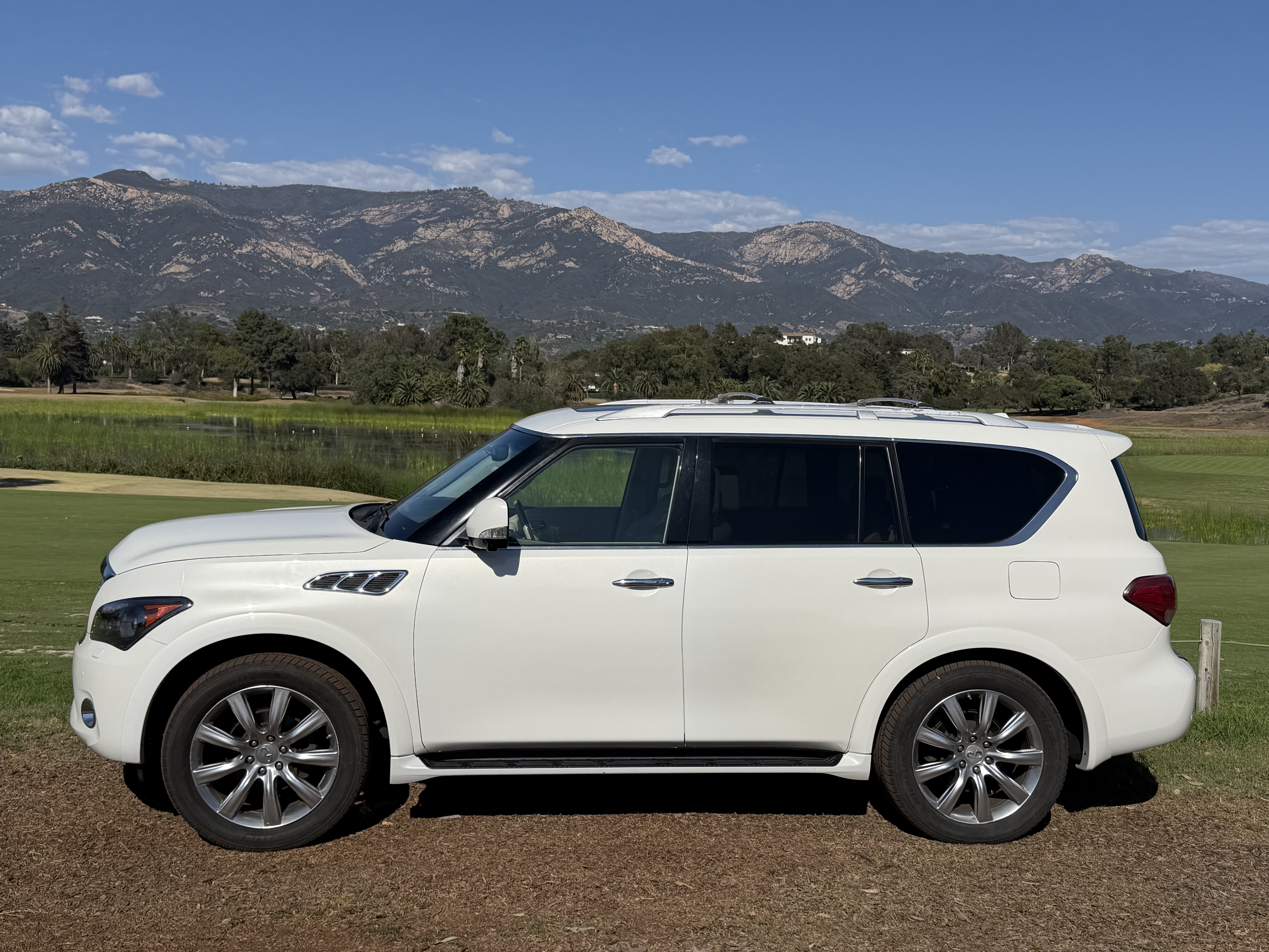 Used 2012 INFINITI QX56 4WD w/ Deluxe Touring Pkg image 2