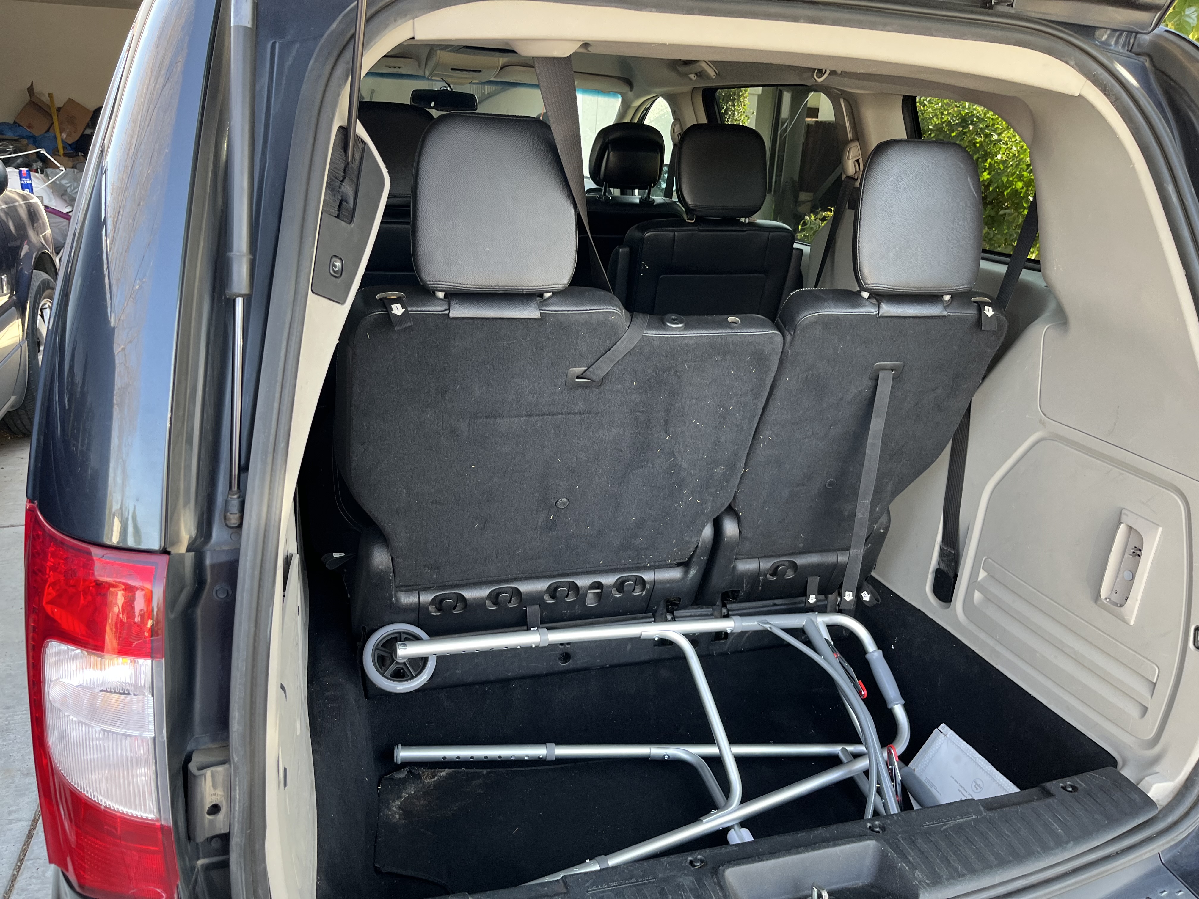 Used 2014 Chrysler Town & Country Touring FWD image 10