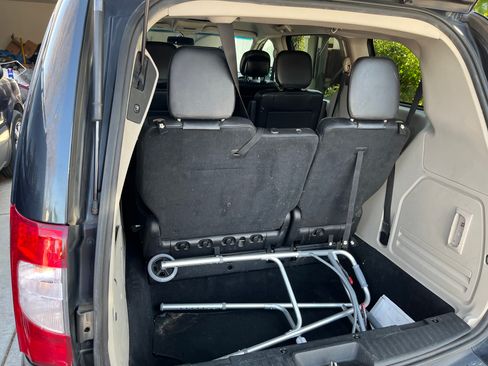 Used 2014 Chrysler Town & Country Touring FWD image 10