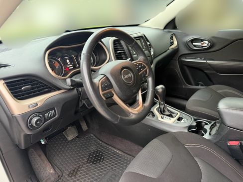 Used 2016 Jeep Cherokee Latitude w/ Cold Weather Group FWD image 10