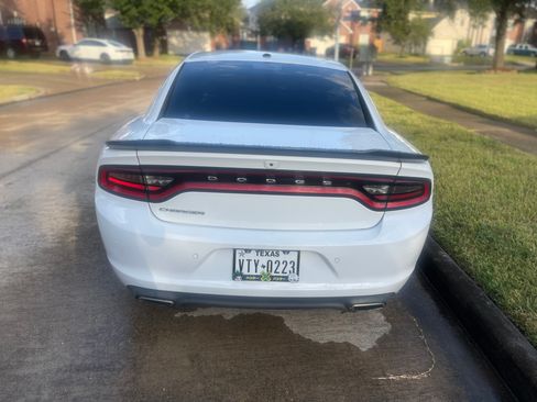 Used 2019 Dodge Charger SXT image 4