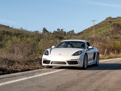 Used 2019 Porsche 718 Cayman image 8