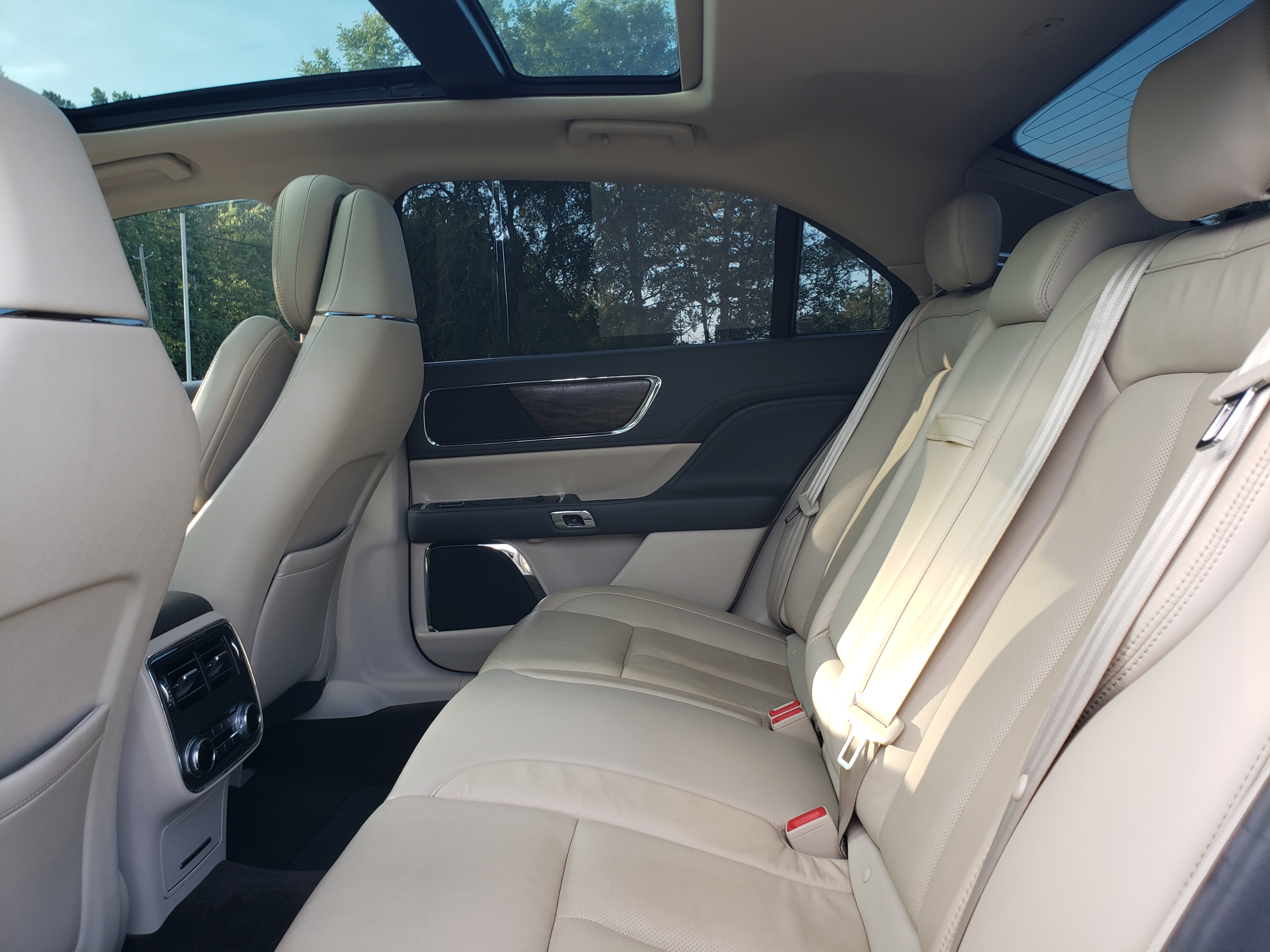 Used 2017 Lincoln Continental Reserve w/ Climate Package FWD image 2