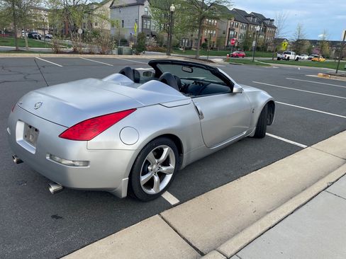 Used 2006 Nissan 350Z Enthusiast w/ (S02) Side Air Bags Pkg image 9