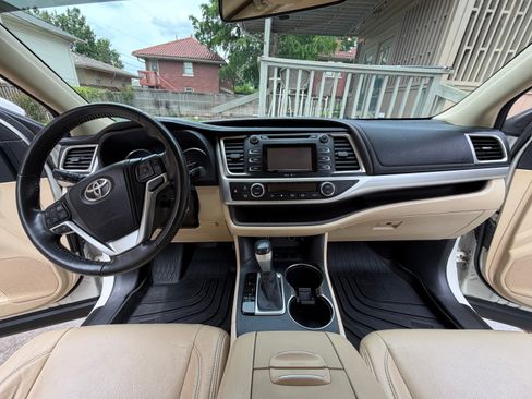 Used 2015 Toyota Highlander Plus FWD image 5
