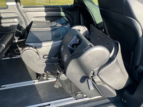 Used 2019 Mercedes-Benz Metris Passenger image 19