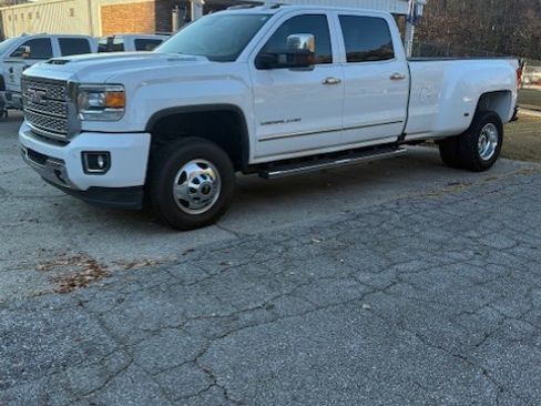 Used 2019 GMC Sierra 3500 Denali w/ Duramax Plus Package image 4