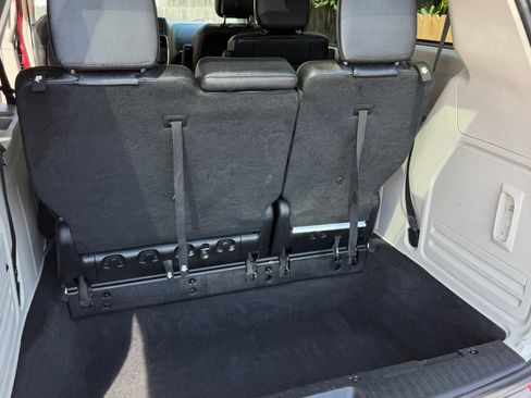 Used 2014 Chrysler Town & Country Touring FWD image 5