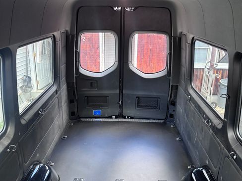 Used 2021 Mercedes-Benz Sprinter 2500 image 9