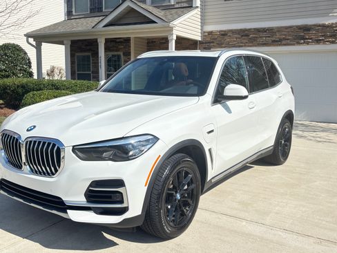 Used 2023 BMW X5 xDrive45e image 2