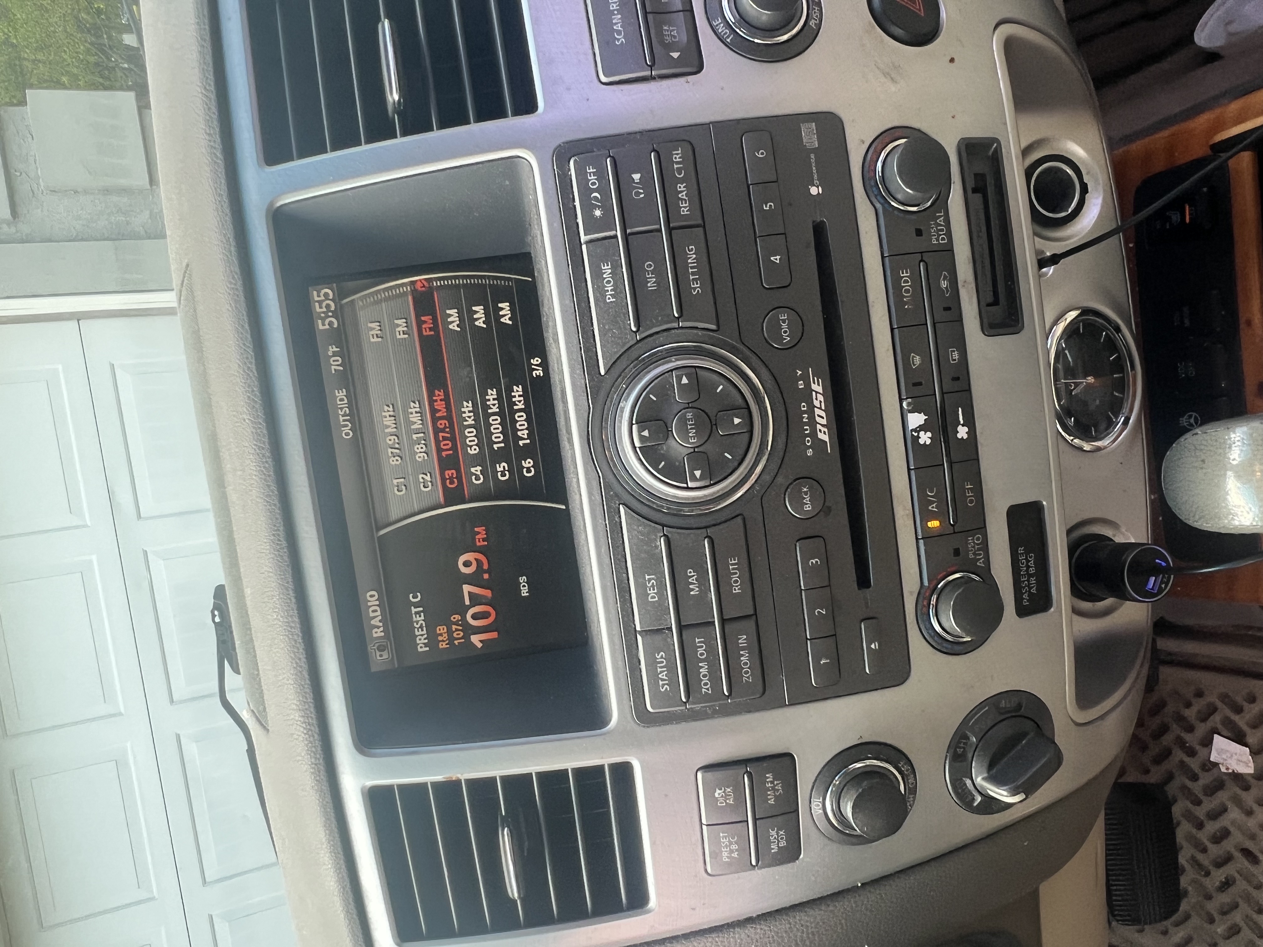Used 2010 INFINITI QX56 4WD w/ Technology Pkg image 12