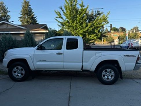 Used 2012 Toyota Tacoma 4x4 Access Cab V6 w/ TRD Off-Road Pkg image 1