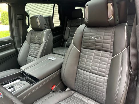 Used 2023 Cadillac Escalade V w/ LPO, ONYX Package image 17