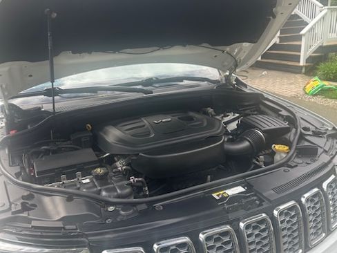 Used 2017 Jeep Grand Cherokee Overland AWD/4WD image 2