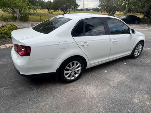 Used 2010 Volkswagen Jetta SE image 2