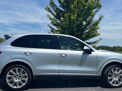 Used 2017 Porsche Cayenne S Platinum AWD/4WD image 4