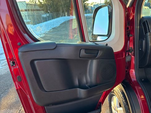 Used 2020 RAM ProMaster 2500 w/ Premium Appearance Group FWD image 12
