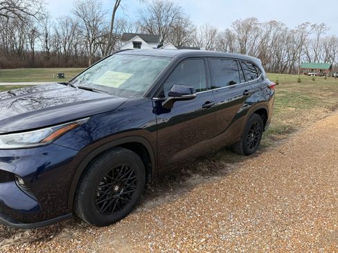 Used 2020 Toyota Highlander LE image 12