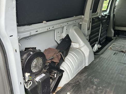 Used 2010 GMC Savana 1500 AWD image 12