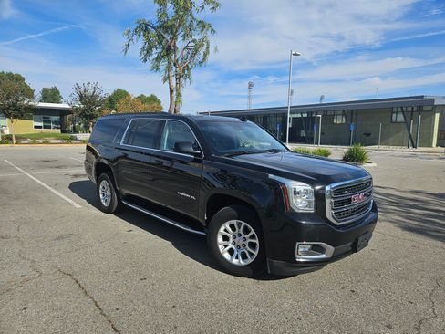 Used 2020 GMC Yukon XL SLT image 2