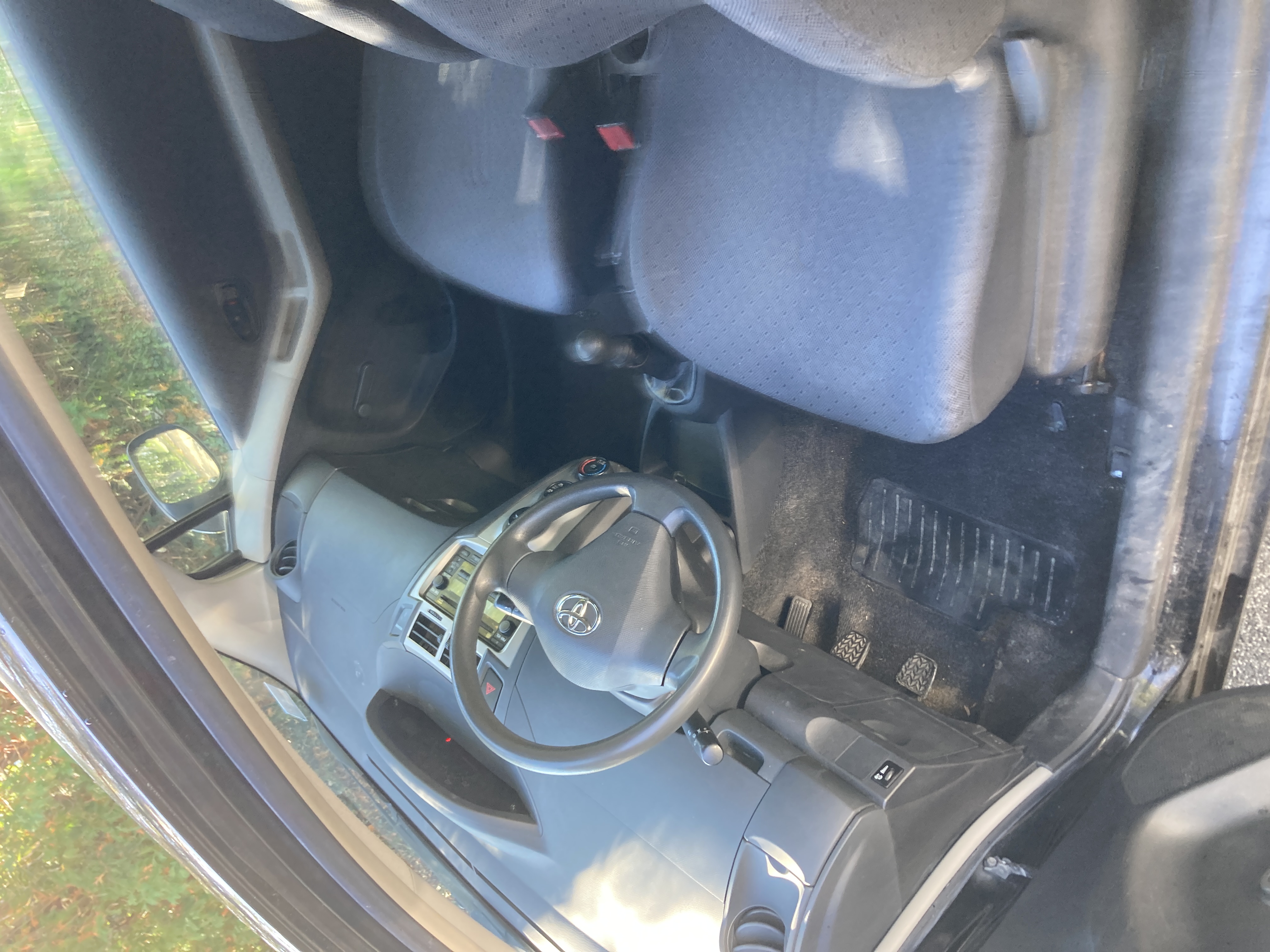 Used 2009 Toyota Yaris 2-Door Hatchback w/ Convenience Pkg FWD image 9