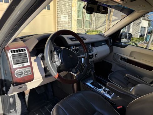 Used 2010 Land Rover Range Rover HSE image 14